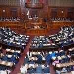 　再審制度を見直す刑事訴訟法改正案が審議入りした衆院本会議＝２６日午後