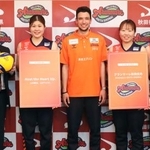 　新チーム名「アランマーレ秋田庄内」を発表し、記念写真に納まる川釣奈津選手（左から２人目）ら＝２６日午後、秋田県庁