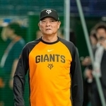 　ソフトバンク戦前の練習を見守る、巨人の橋上秀樹監督代行＝２６日、東京ドーム