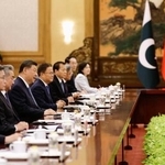 　パキスタンのシャリフ首相と会談する中国の習近平国家主席（左から４人目）＝２５日、北京の人民大会堂（共同）