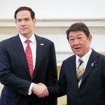 　握手を交わすルビオ米国務長官（左）と茂木外相＝２６日、ニューデリー（外務省提供・共同）