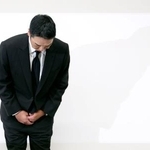 　取材に応じ、謝罪するプロ野球巨人の阿部慎之助前監督＝２６日午前、東京・大手町