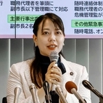 　京都府八幡市役所で約４カ月の産休取得を発表する川田翔子市長＝２６日午後