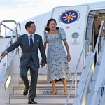 　羽田空港に到着したフィリピンのマルコス大統領夫妻＝２６日午後（代表撮影）