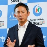 　定例記者会見する熊本県八代市の小野泰輔市長＝２６日午前、八代市役所