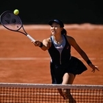 　女子シングルス１回戦でプレーする内島萌夏＝パリ（共同）