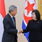 　握手するシンガポールのバラクリシュナン外相（左）と北朝鮮の崔善姫外相＝２６日、平壌（共同）