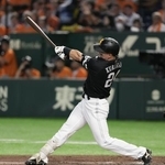 　３回ソフトバンク１死一、二塁、栗原が中越えに３ランを放つ＝東京ドーム