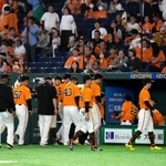 　ソフトバンクに敗れ、引き揚げる巨人ナイン＝東京ドーム
