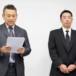 　取材に応じるプロ野球巨人の阿部慎之助前監督。左は長女の手紙を読む代理人＝２６日午前、東京・大手町