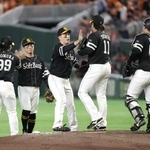 　巨人に勝利し、タッチを交わすソフトバンクナイン＝東京ドーム