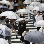 　雨の中、傘を差して歩く人たち