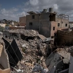 　２６日、レバノン南部スールで、イスラエルの空爆により破壊された町並み（ゲッティ＝共同）