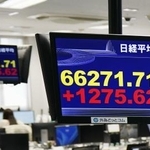　初めて６万６０００円台に乗せ、取引時間中の最高値を更新した日経平均株価を示すモニター＝２７日午前、東京都港区の外為どっとコム