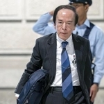 　日銀本店に入る植田総裁＝４月