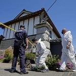 　強盗殺人事件の現場に入る捜査関係者＝１７日、栃木県上三川町