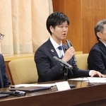 　オンラインで開いた食品関連の業界団体などとの情報交換会であいさつする鈴木農相（中央）＝２７日午前、農水省