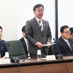 　日本成長戦略会議の労働市場改革分科会であいさつする上野厚労相（中央）＝２７日午前、厚労省