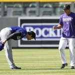 　４月２０日、試合前にロッキーズ・菅野（右）とあいさつを交わすドジャース・大谷＝デンバー（共同）