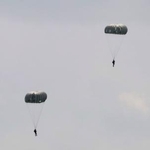 　沖縄県の米軍嘉手納基地で、パラシュート降下訓練をする兵士＝２７日午前