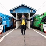 　大井川鉄道新金谷駅でお披露目されたトーマス号（左）とパーシー号。中央は鳥塚亮社長＝２７日午前、静岡県島田市