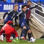 　サッカーＷ杯北中米３カ国大会アジア最終予選のバーレーン戦前半、競り合う久保。左は堂安＝埼玉スタジアム＝２０２５年３月、埼玉スタジアム