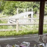 　北海道留萌市の女子高生の殺害現場となった、旭川市の神居古潭地区にあるつり橋付近に手向けられた花束＝２０２４年