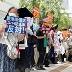 　「国家情報会議」創設法の反対集会で政府に抗議する参加者＝２７日午後、国会前