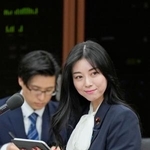 　衆院厚労委で、タブレット端末の音声読み上げソフトを使った一般質疑に臨む自民党の斉藤里恵氏＝２７日午前