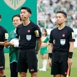 　サッカーＷ杯北中米３カ国大会の担当審判員に選ばれた三原純副審（右）と荒木友輔主審（同２人目）＝２４日、味スタ