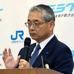 　記者会見するＪＲ西日本の倉坂昇治社長＝２７日午後、大阪市