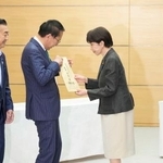 　自民党の治安・テロ・サイバー犯罪対策調査会による提言申し入れを葉梨康弘会長（中央左）から受ける高市首相（同右）＝２７日午後、首相官邸