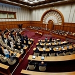 　「大阪都構想」の制度案を作る法定協議会の設置議案を可決した大阪市議会＝２７日午後