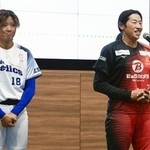 　上野由岐子投手（右）と後藤希友投手＝４月２日、東京都新宿区