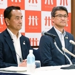 　記者会見する宮崎県の河野俊嗣知事（右）＝２７日午後、山口県下関市
