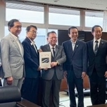 　酒井庸行国土交通副大臣（中央）にリニアの早期全線整備などを求める要望書を手渡す６県の知事＝２７日午後、東京都千代田区