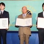 　日本記者クラブ賞を受賞した元共同通信編集委員の菅谷斉氏（中央）＝２７日午後、東京都千代田区