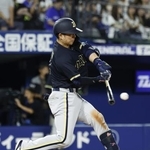 　５回オリックス２死満塁、若月が中前に２点打を放つ＝横浜