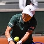 　女子ダブルス１回戦でプレーする青山修子＝パリ（共同）