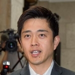 　取材に応じる日本維新の会代表の吉村洋文大阪府知事＝２７日午後、大阪府庁