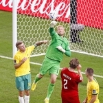 　サッカーＷ杯カタール大会でプレーするデンマークのＧＫシュマイケル（中央）＝２０２２年１１月（共同）