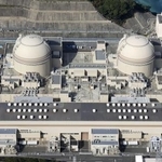 　関西電力大飯原発の３号機（右）、４号機＝福井県おおい町