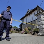 　強盗殺人事件現場の住宅を警戒する警察官＝１７日、栃木県上三川町