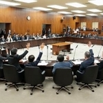 　医療保険制度改革に向けた健康保険法などの改正案を与党などの賛成多数で可決した参院厚労委＝２８日午後、国会