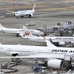 　羽田空港の駐機場に並ぶ日本航空の機体