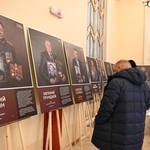 　ウクライナ侵攻で亡くなったロシア兵の遺影を掲げる父親たちの写真展＝１月、モスクワ（共同）