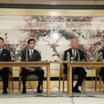 　皇族数確保策に関する全体会議終了後、記者会見する森英介衆院議長（中央右）ら＝５月、衆院議長公邸
