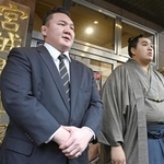 　２０２４年２月、宮城野部屋で取材に応じる元横綱白鵬の宮城野親方（左）と北青鵬（いずれも当時）＝東京都墨田区