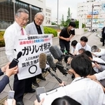 　衆院選の「１票の格差」訴訟の判決を受け、広島高裁岡山支部前で取材に応じる原告側の升永英俊弁護士（奥左）ら＝２８日午後