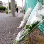 　児童らの殺傷事件から７年となり、現場に手向けられた花束＝２８日午後、川崎市多摩区
